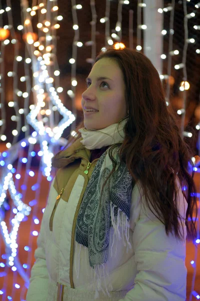 Mädchen Weißen Mantel Winter Und Leuchtende Weihnachtsgirlanden Der Nacht — Stockfoto