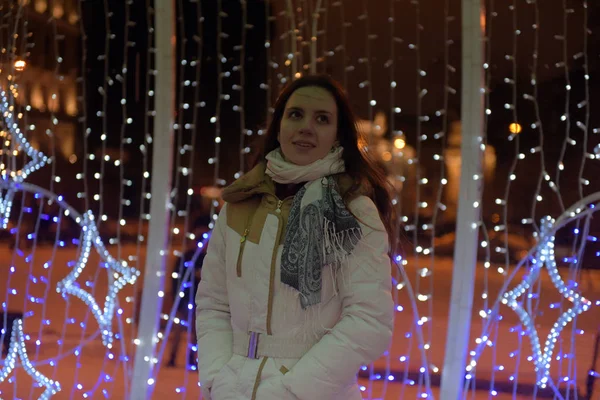 Flicka Vit Päls Vintern Och Glödande Christmas Garland Natten — Stockfoto