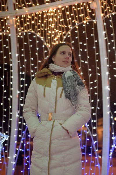 Fille Dans Manteau Blanc Hiver Guirlande Noël Lumineux Nuit — Photo