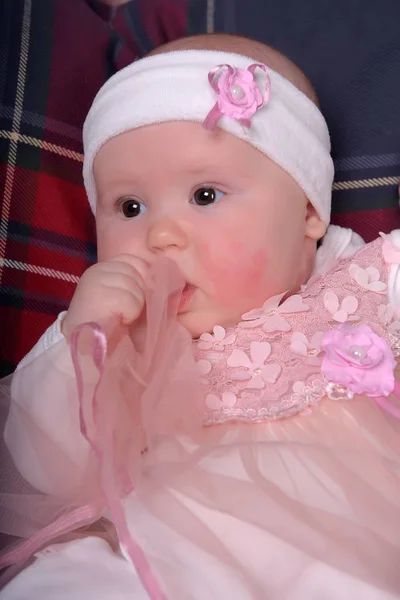 Cute Dziewczynka Pięć Miesięcy Różowej Sukience — Zdjęcie stockowe