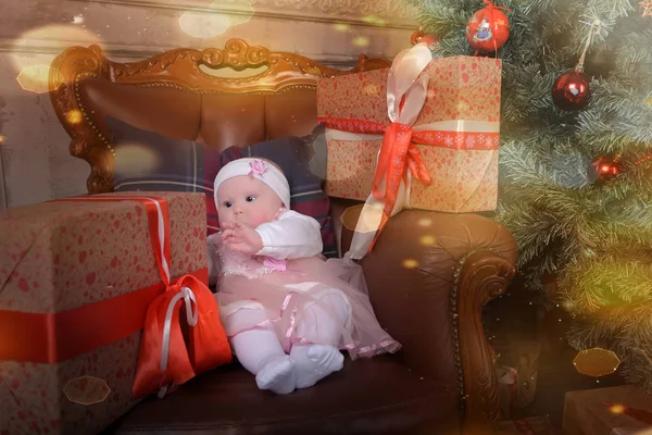 Niña Recién Nacida Cinco Meses Con Cajas Regalos —  Fotos de Stock