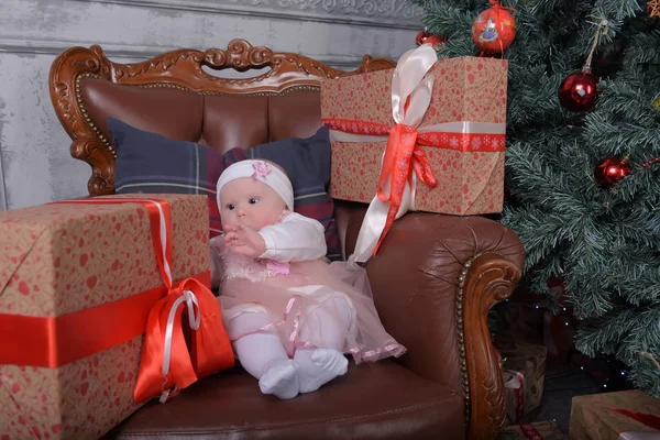 Niña Recién Nacida Cinco Meses Con Cajas Regalos —  Fotos de Stock