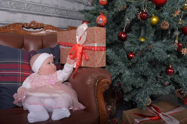 Fünf Monate Altes Kleines Neugeborenes Mädchen Mit Schachteln Voller Geschenke — Stockfoto