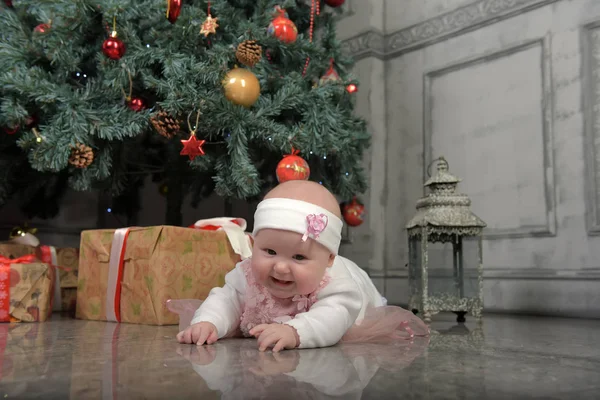 Niña Cinco Meses Vestido Rosa Tirado Suelo Por Árbol Navidad — Foto de Stock