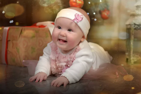 Niña Cinco Meses Vestido Rosa Tirado Suelo Por Árbol Navidad — Foto de Stock