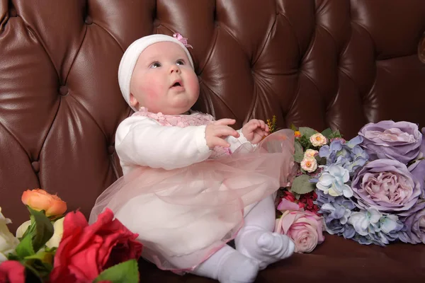 Niña Cinco Meses Vestido Rosa Con Ramos Flores — Foto de Stock