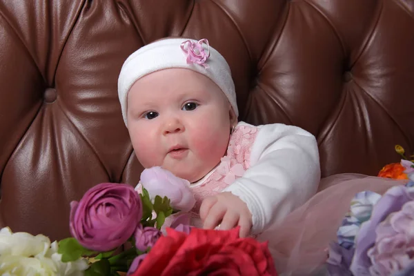 Маленька Дівчинка Ять Місяців Рожевій Сукні Букетами Квітів — стокове фото