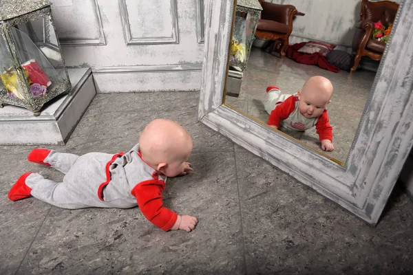 Lindo Bebé Recién Nacido Rojo Con Ropa Gris Delante Del —  Fotos de Stock