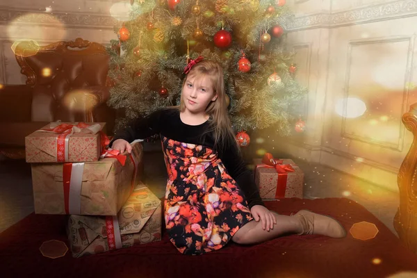 Blondes Mädchen Schwarz Mit Rotem Kleid Allein Weihnachtsbaum — Stockfoto