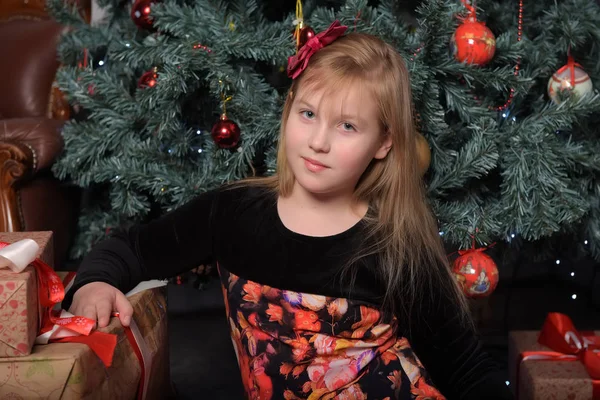 Niña Rubia Niño Negro Con Vestido Rojo Navidad Por Árbol —  Fotos de Stock