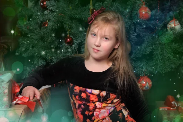 Niña Rubia Niño Negro Con Vestido Rojo Navidad Por Árbol — Foto de Stock