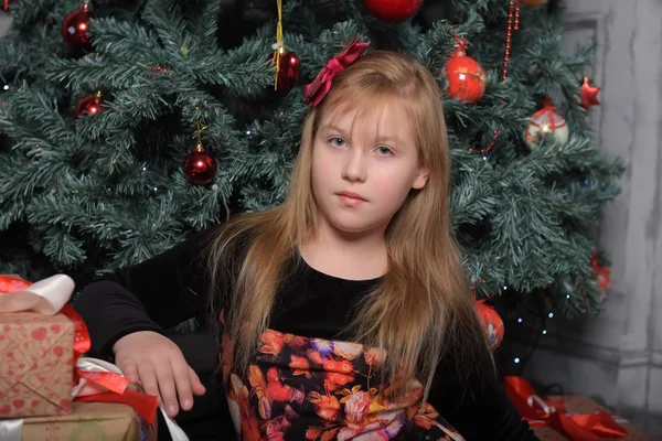 Fille Blonde Enfant Noir Avec Robe Rouge Noël Par Sapin — Photo