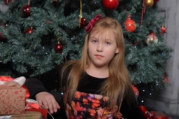 Niña Rubia Niño Negro Con Vestido Rojo Navidad Por Árbol — Foto de Stock