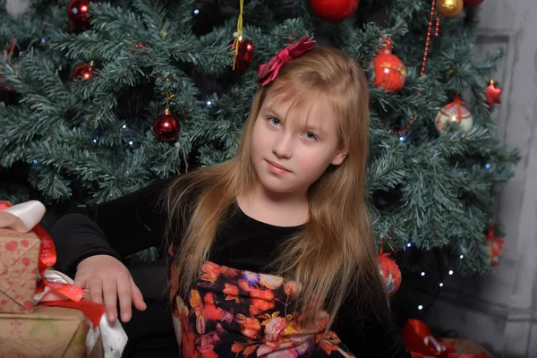 Menina Loira Criança Preto Com Vestido Vermelho Natal Pela Árvore — Fotografia de Stock