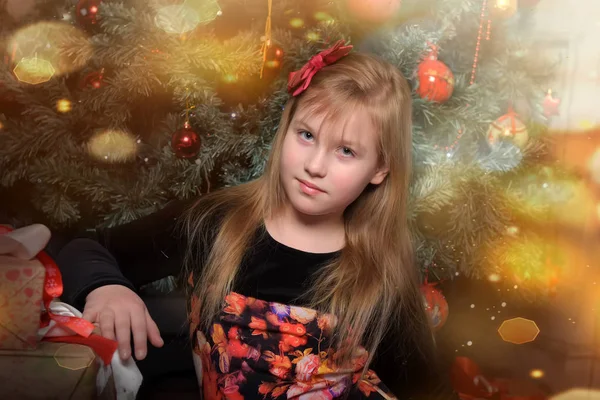 Menina Loira Criança Preto Com Vestido Vermelho Natal Pela Árvore — Fotografia de Stock
