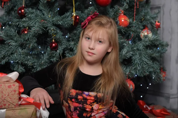 単独でのクリスマス ツリーがクリスマスの赤いドレスと黒の女の子金髪子 — ストック写真