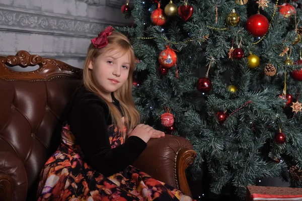 Blondes Mädchen Schwarz Mit Rotem Kleid Allein Weihnachtsbaum — Stockfoto