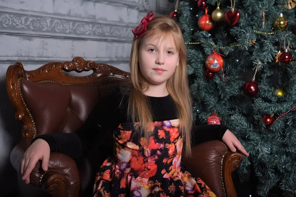 Niña Rubia Niño Negro Con Vestido Rojo Navidad Por Árbol —  Fotos de Stock