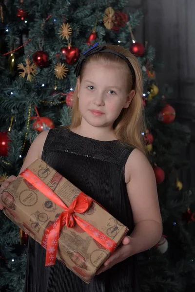 Niña Rubia Niño Vestido Negro Con Regalos Mano Árbol Navidad —  Fotos de Stock