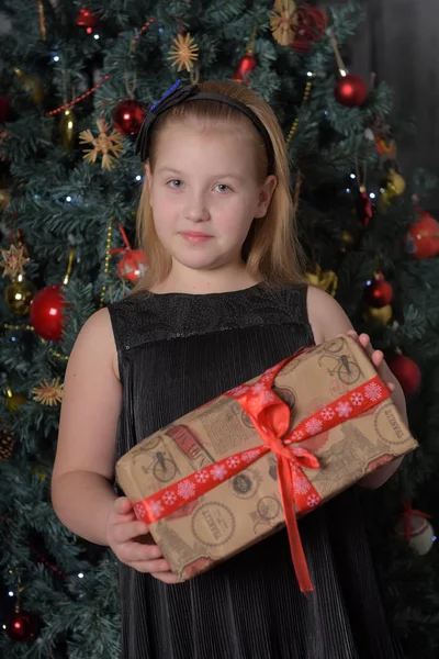 Niña Rubia Niño Vestido Negro Con Regalos Mano Árbol Navidad —  Fotos de Stock