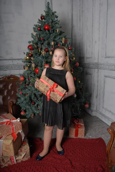 Niña Rubia Niño Vestido Negro Con Regalos Mano Árbol Navidad —  Fotos de Stock