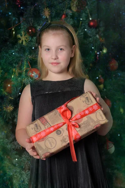 Niña Rubia Niño Vestido Negro Con Regalos Mano Árbol Navidad — Foto de Stock