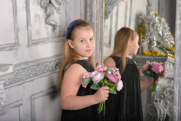 Menina Criança Loira Vestido Preto Com Buquê Mão Espelho — Fotografia de Stock