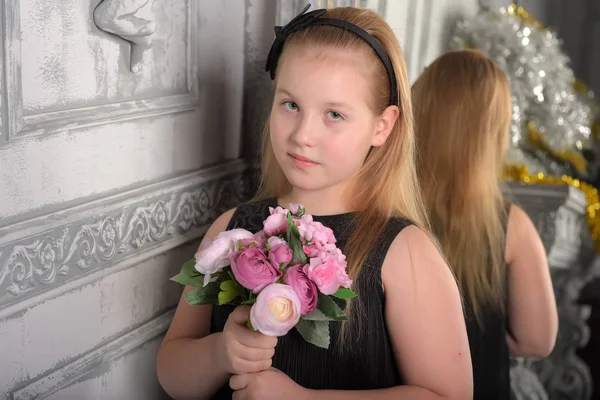 Meisje Blond Kind Een Zwarte Jurk Met Een Boeket Hand — Stockfoto