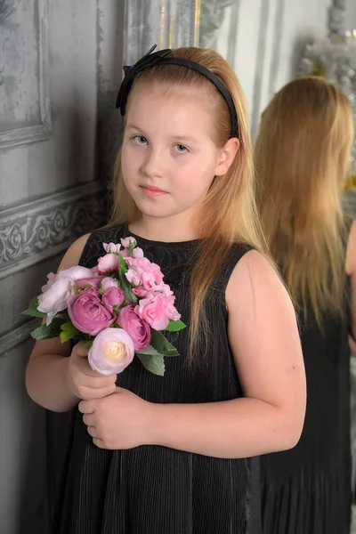 Ragazza Bionda Bambino Vestito Nero Con Bouquet Mano Uno Specchio — Foto Stock