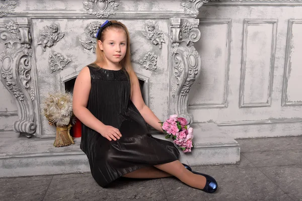 Niña Rubia Vestido Negro Junto Chimenea Una Habitación Vintage —  Fotos de Stock