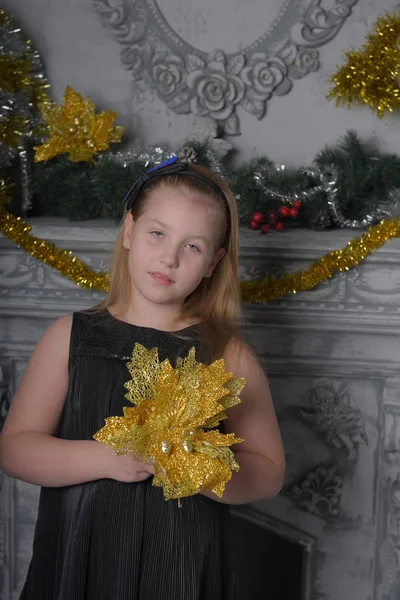 Blond Tonåring Flicka Svart Klänning Juletid Med Gyllene Blomma Hennes — Stockfoto