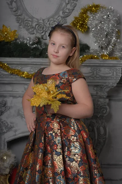 Menina Loira Criança Vestido Dourado Com Padrão Floral Fundo Lareira — Fotografia de Stock