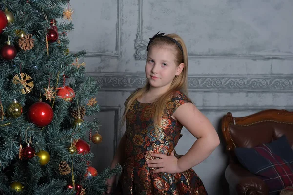 女孩金发碧眼的孩子在一个金色的礼服在圣诞节 — 图库照片