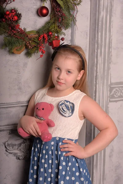 Blond Dziecko Dziewczyna Różowy Miś Bear Ręku Drzwi Boże Narodzenie — Zdjęcie stockowe
