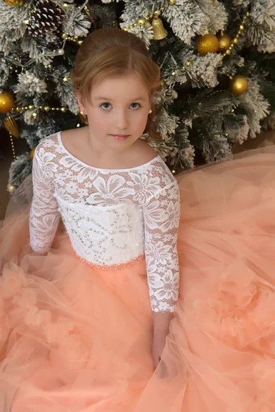 Adolescente Loira Lindo Branco Com Vestido Pêssego Natal — Fotografia de Stock