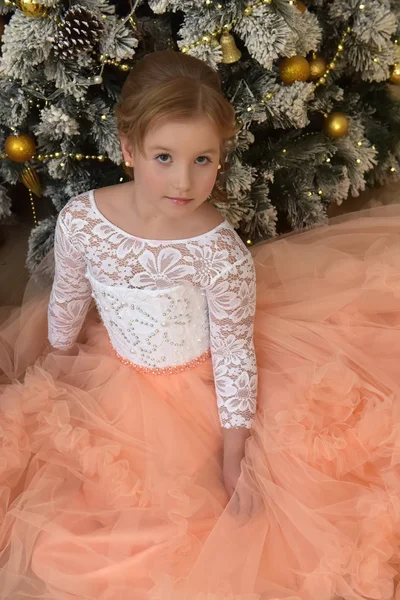 Adolescente Loira Lindo Branco Com Vestido Pêssego Natal — Fotografia de Stock