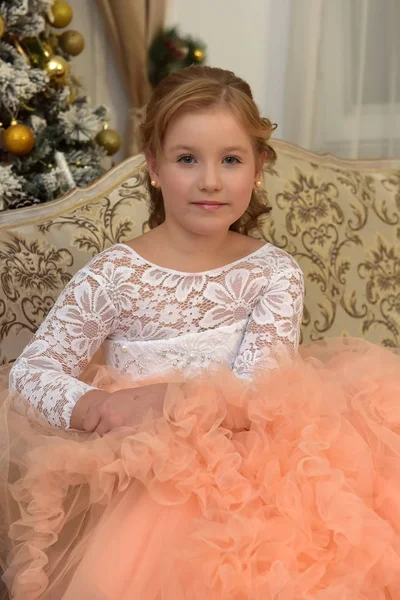 Rubia en un hermoso blanco con un vestido de melocotón en Navidad —  Fotos de Stock
