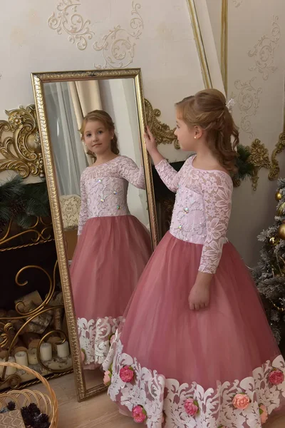 十代の金髪のゴージャスなホワイト クリスマスにミラーでピンクのドレスで — ストック写真