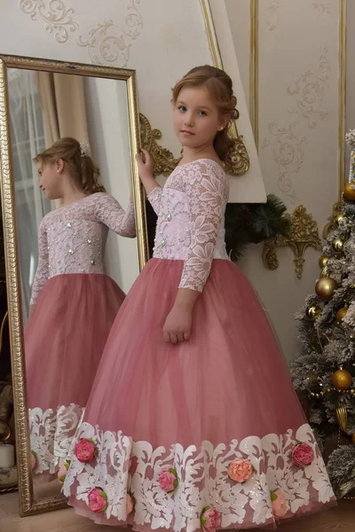 Szőke Tini Gyönyörű Fehér Rózsaszín Ruha Tükör Karácsony — Stock Fotó