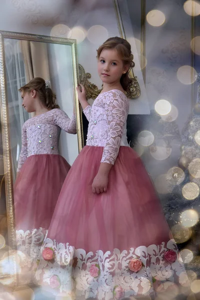 Блондинка Подросток Шикарном Белом Розовым Платьем Зеркала Рождество — стоковое фото