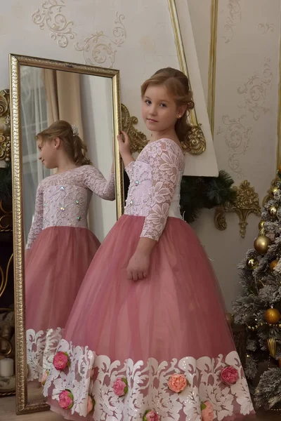 Teen Blonde Gorgeous White Pink Dress Mirror Christmas — Stock Photo, Image