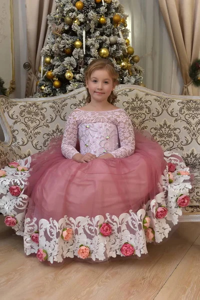 Блондинка Великолепном Белом Розовым Платьем Винтажное Кресло Рождество — стоковое фото