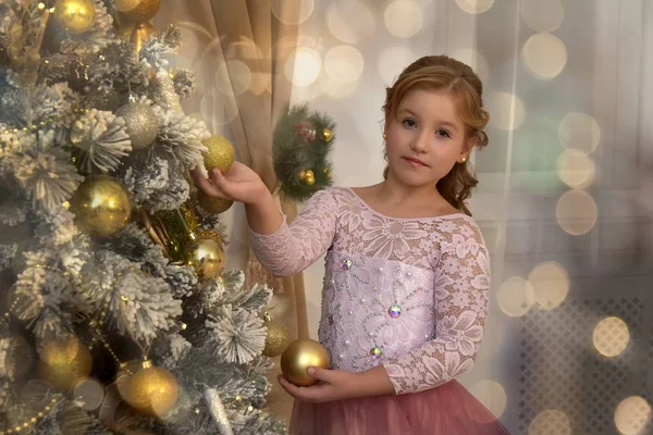 Portrait d'une adolescente blonde dans un magnifique blanc avec une robe rose — Photo