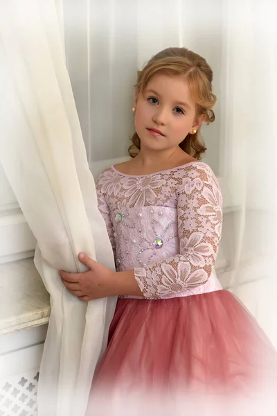 Menina Bonita Vestido Rosa — Fotografia de Stock
