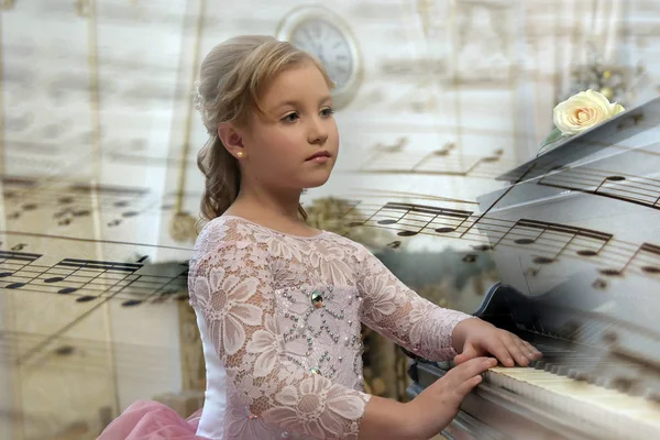 Блондинка Шикарном Белом Розовым Платьем Фортепиано — стоковое фото