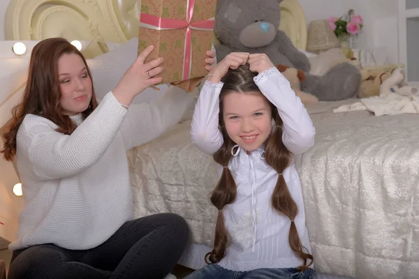 Brunette Zus Meisjes Met Kerst Presenteert Witte Truien Plezier Kerstboom — Stockfoto
