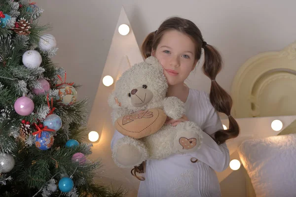 Πορτρέτο Του Μελαχρινή Κοπέλα Αρκουδάκι Στο Χέρι Στα Χριστούγεννα — Φωτογραφία Αρχείου