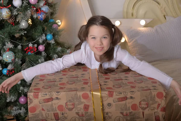 Portret Van Brunette Meisje Met Een Enorm Geschenk Met Kerstmis — Stockfoto