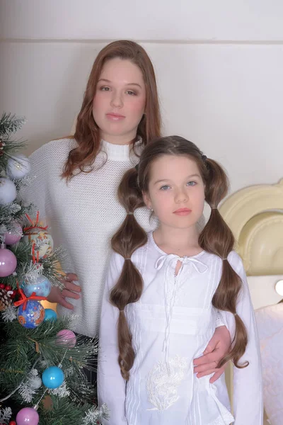 Brunette Zusters Meisjes Witte Kerstmis Truien Bij Kerstboom — Stockfoto