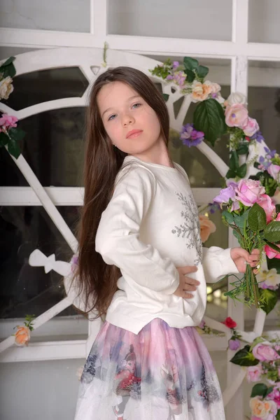 Brünettes Mädchen Mit Langen Haaren Und Blumen Den Händen — Stockfoto
